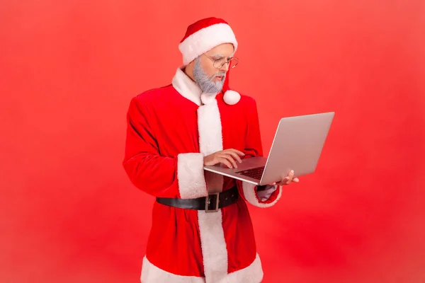 Ernstige Oudere Man Met Grijze Baard Dragen Kerstman Kostuum Werken — Stockfoto