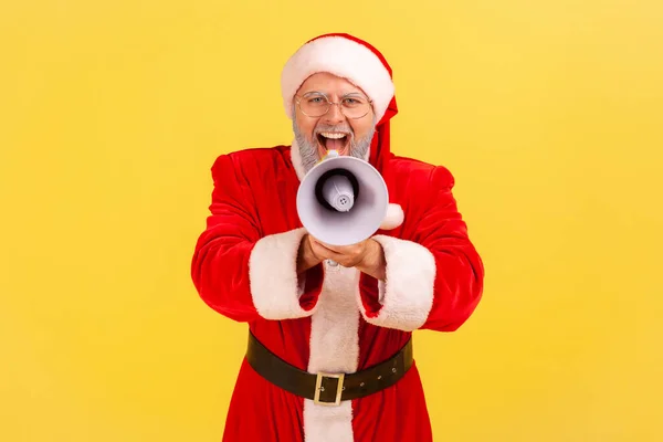 Gri Sakallı Noel Baba Kostümü Giyen Elinde Megafonla Kameraya Bakarak — Stok fotoğraf