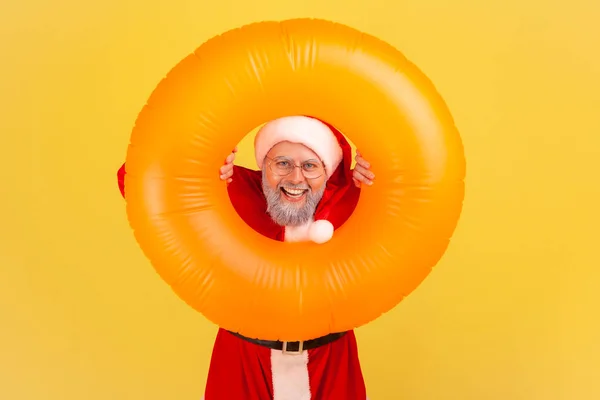 Uśmiechnięty Staruszek Szarą Brodą Stroju Świętego Mikołaja Trzymający Pomarańczowy Gumowy — Zdjęcie stockowe