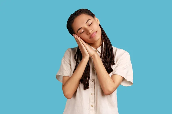 Retrato Una Hermosa Mujer Con Rastas Negras Durmiendo Acostada Sus —  Fotos de Stock