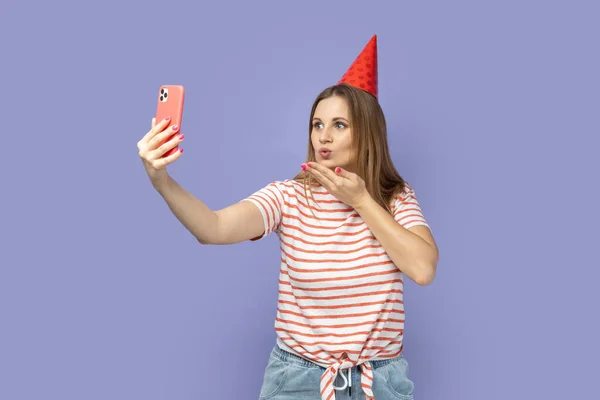 Retrato Una Mujer Rubia Feliz Con Camiseta Rayas Cono Fiesta —  Fotos de Stock