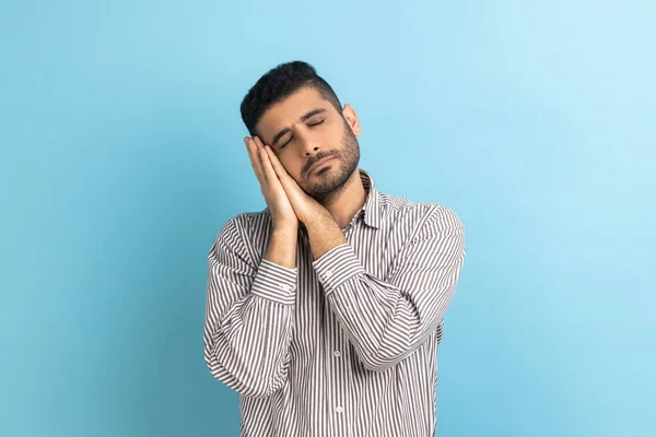 Portrait Bel Homme Barbu Dormant Allongé Sur Ses Paumes Faisant — Photo