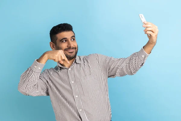 Adamı Video Görüşmesiyle Konuşuyor Abone Olmayı Işaret Ediyor Cep Telefonuyla — Stok fotoğraf