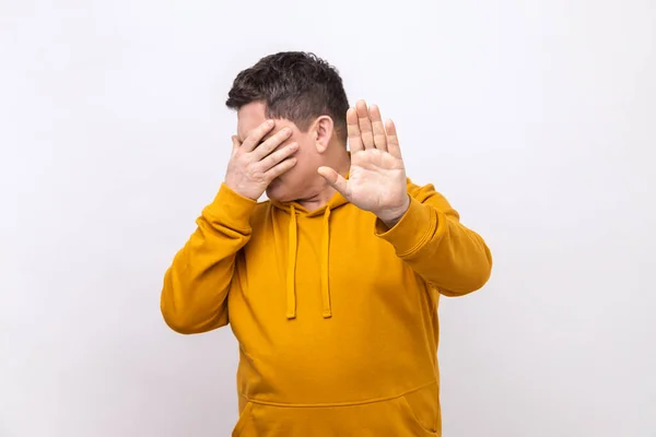 Portret Zdezorientowanego Mężczyzny Zakrywającego Oczy Podnoszącego Rękę Odczuwającego Stres Odmawiającego — Zdjęcie stockowe