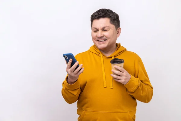 Portret Zadowolonego Przystojniaka Stojącego Przy Kawie Rozmawiającego Przez Telefon Wyrażającego — Zdjęcie stockowe