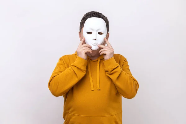 Портрет Неизвестного Мужчины Средних Лет Покрывающего Лицо Белой Маской Скрывающего — стоковое фото