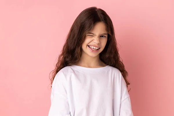 Retrato Brincalhão Menina Alegre Vestindo Branco Shirt Piscar Olhos Como — Fotografia de Stock