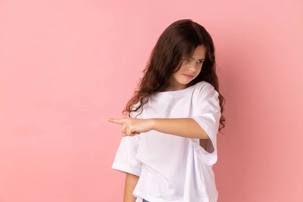 Dégage Portrait Petite Fille Portant Shirt Blanc Montrant Sortie Exigeant — Photo