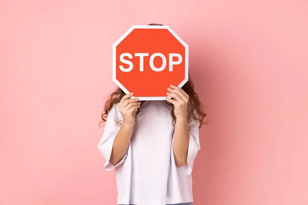 Névtelen Kislány Arcképe Fehér Pólóban Stop Szimbólummal Piros Jelzéssel Tiltott — Stock Fotó