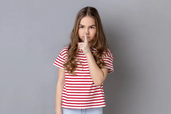 Cala Retrato Menina Vestindo Camiseta Listrada Mostrando Gesto Silêncio Com — Fotografia de Stock