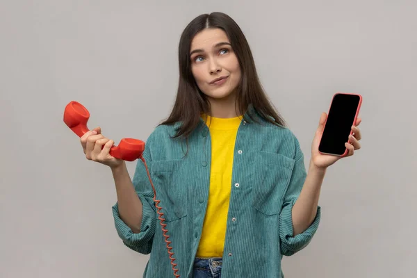 Πορτρέτο Της Μπερδεμένης Γυναίκας Στέκεται Ρετρό Τηλέφωνο Και Κινητό Τηλέφωνο — Φωτογραφία Αρχείου