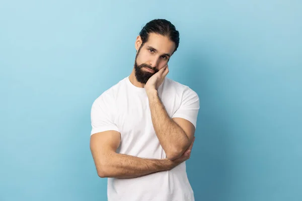 Retrato Homem Com Barba Vestindo Camiseta Branca Inclinada Cabeça Mão — Fotografia de Stock