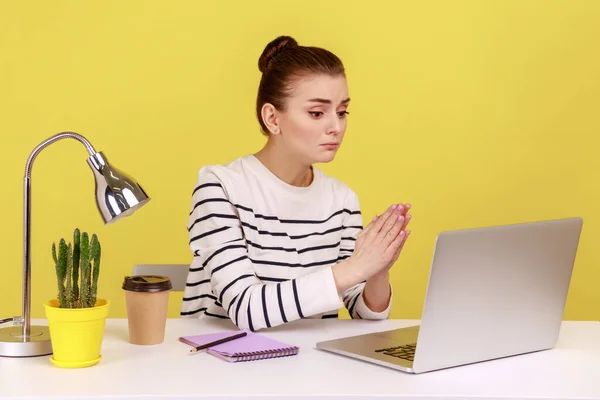 Mulher Camisa Listrada Mãos Dadas Gesto Oração Falando Videochamada Laptop — Fotografia de Stock