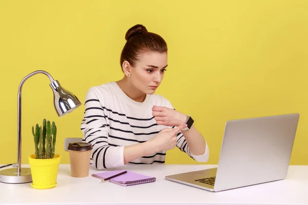 Poważna Kobieta Pracownik Siedzi Biurze Wskazuje Oglądanie Patrząc Ekranie Laptopa — Zdjęcie stockowe