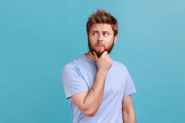 Portret Van Een Ongelukkige Penibele Jonge Man Met Een Baard — Stockfoto