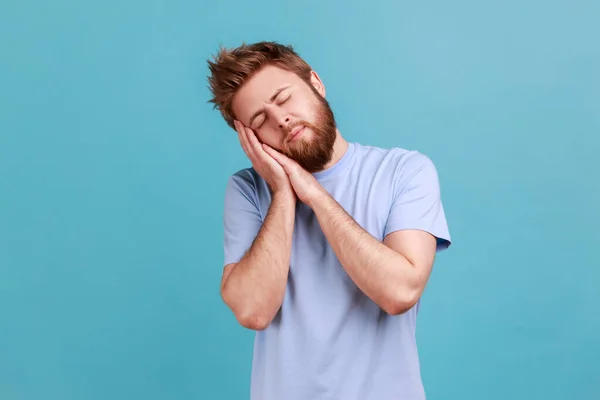 Porträtt Trött Skäggig Man Sover Liggande Handflatorna Och Ler Glad — Stockfoto