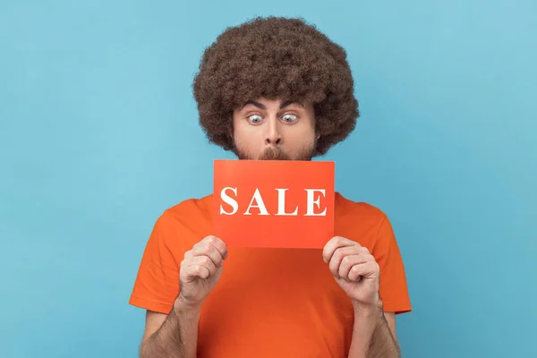 Man Met Afro Kapsel Dragen Oranje Shirt Staan Met Sale — Stockfoto