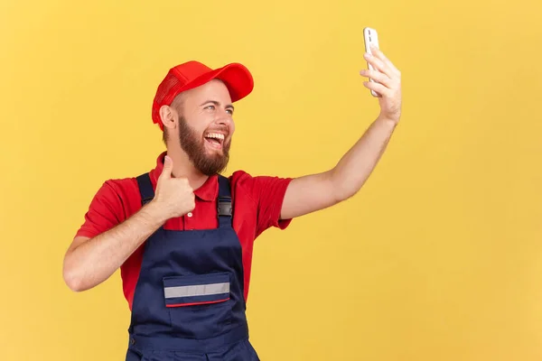 Portret Van Een Positieve Werknemer Een Overall Die Selfie Neemt — Stockfoto