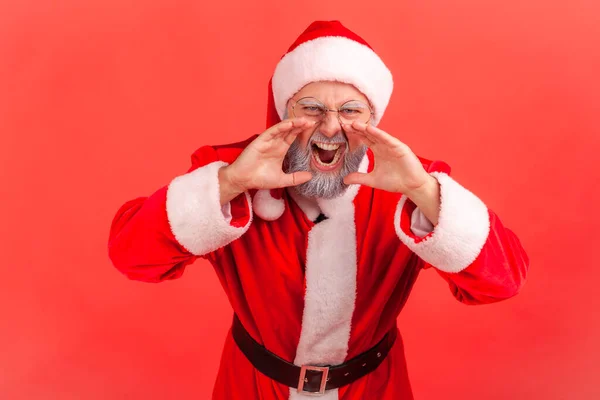 Portrait Elderly Man Gray Beard Wearing Santa Claus Costume Screaming — Stock Photo, Image