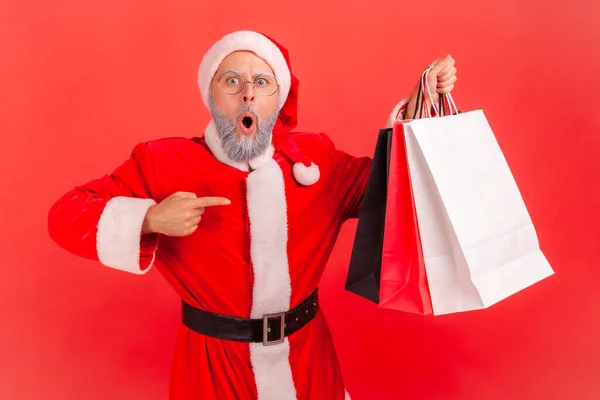 Chockad Äldre Man Med Grått Skägg Bär Santa Claus Kostym — Stockfoto