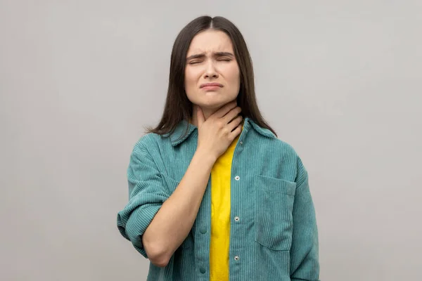 Retrato Mujer Morena Enferma Tocando Dolor Cuello Sintiéndose Mal Sufriendo —  Fotos de Stock