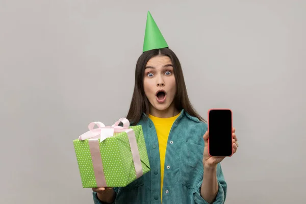 Erstaunt Überraschte Frau Mit Verpackter Geschenkschachtel Und Smartphone Mit Leerem — Stockfoto
