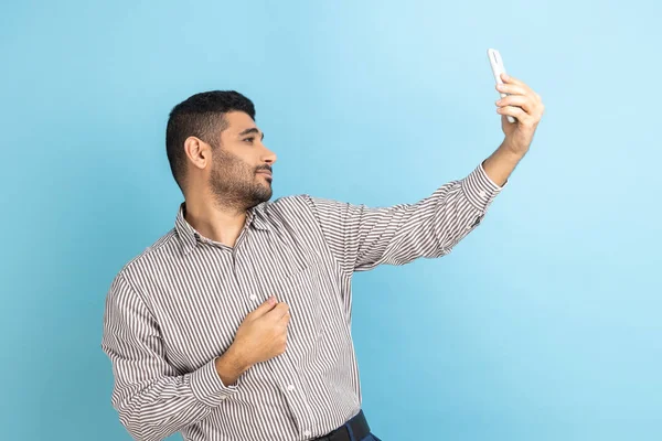 Neşeli Gülümseyen Adamı Blogcu Akıllı Telefon Kamerasına Bakıyor Abonelerle Iletişim — Stok fotoğraf