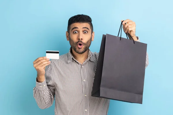 Hombre Negocios Asombrado Sosteniendo Mostrando Tarjetas Crédito Ilimitadas Bolsas Compras — Foto de Stock