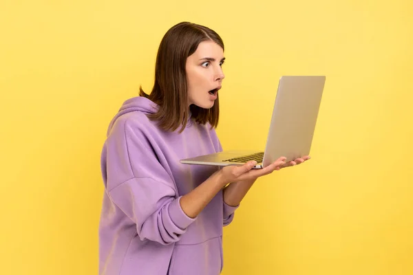 Retrato Mujer Joven Sorprendida Trabajando Computación Portátil Mirando Pantalla Con — Foto de Stock