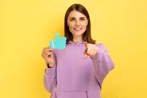 Mujer Sonriente Mostrando Pulgares Hacia Arriba Letrero Papel Azul Gustando — Foto de Stock