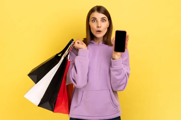 Heyecanlı Bakışları Olan Reklam Için Boş Ekranlı Akıllı Telefon Alışveriş — Stok fotoğraf