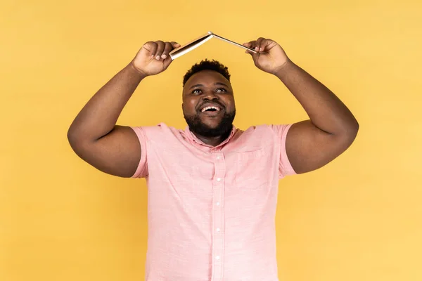 Portret Van Een Vrolijke Man Met Een Baard Een Roze — Stockfoto