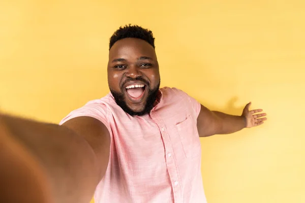 Retrato Blogueiro Homem Amigável Vestindo Camisa Rosa Fazendo Ponto Vista — Fotografia de Stock