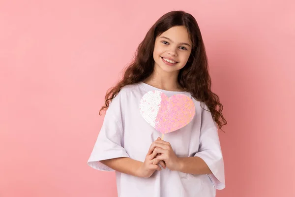 Retrato Feliz Satisfeito Menina Vestindo Branco Shirt Segurando Papel Rosa — Fotografia de Stock
