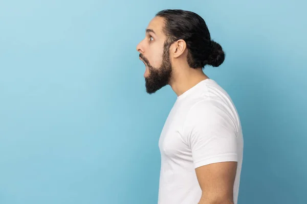 Zijaanzicht Van Verbaasde Man Met Baard Wit Shirt Met Een — Stockfoto