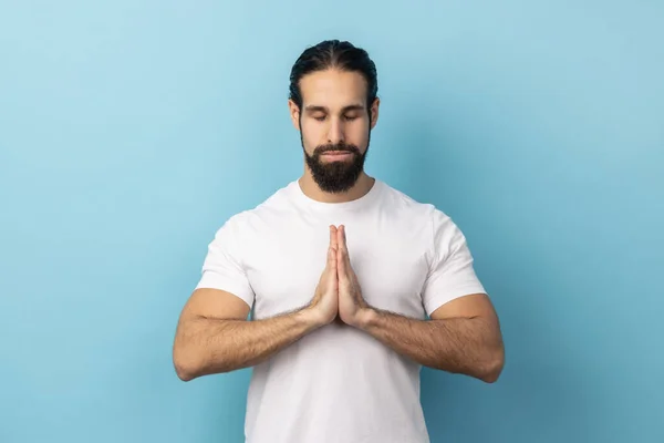 Muž Vousy Bílém Tričku Soustředí Svou Mysl Drží Ruce Namaste — Stock fotografie