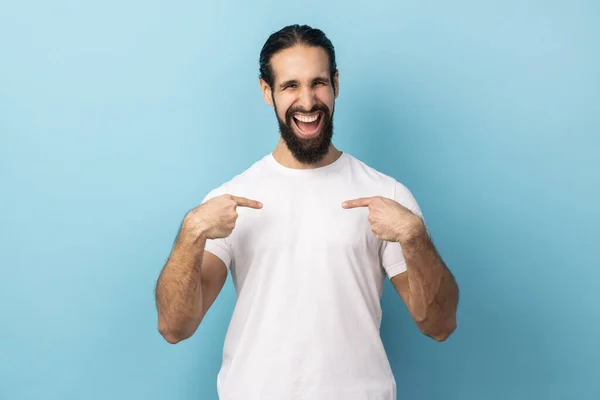 Πορτρέτο Του Ενθουσιασμένου Άνδρα Γενειάδα Φορώντας Λευκό Shirt Δείχνοντας Δάχτυλά — Φωτογραφία Αρχείου