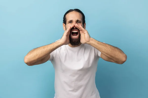 Attentie Aankondiging Portret Van Knappe Man Met Baard Wit Shirt — Stockfoto