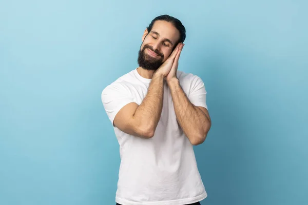 Portrait Bel Homme Fatigué Épuisé Barbu Portant Shirt Blanc Couché — Photo