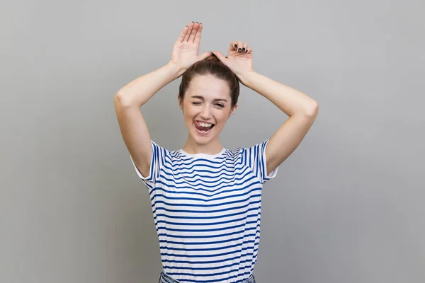 Πορτρέτο Παιχνιδιάρικο Γυναίκα Φορώντας Ριγέ Shirt Κάνοντας Αστεία Αυτιά Λαγουδάκι — Φωτογραφία Αρχείου