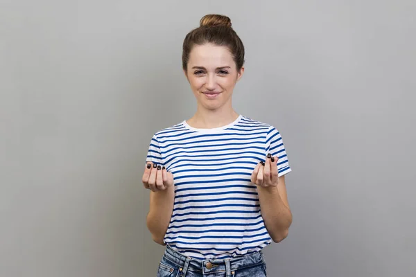 Çizgili Tişört Giyen Çekici Bir Kadının Portresi Gülümsüyor Bana Para — Stok fotoğraf