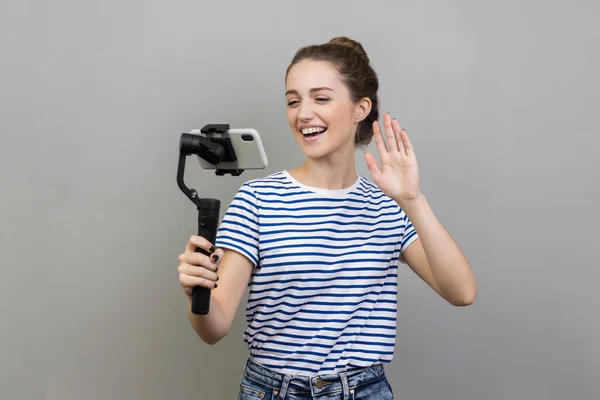 Πορτρέτο Της Φιλικής Blogger Γυναίκα Φορώντας Ριγέ Shirt Χρησιμοποιώντας Steadicam — Φωτογραφία Αρχείου