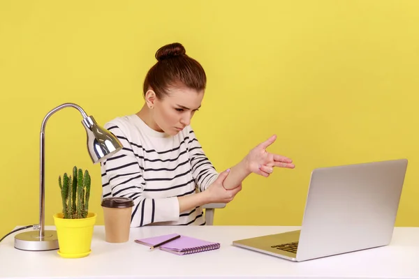 Agresywna Menadżer Kobieta Siedzi Miejscu Pracy Laptopem Grożąc Wskazując Palcem — Zdjęcie stockowe