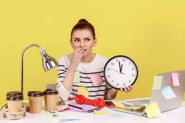 Zenuwachtige Ongelukkige Kantoormedewerker Die Nagels Beet Met Een Grote Klok — Stockfoto