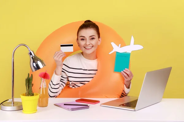 Mujer Feliz Sonriente Con Anillo Goma Sosteniendo Mostrando Tarjeta Crédito — Foto de Stock