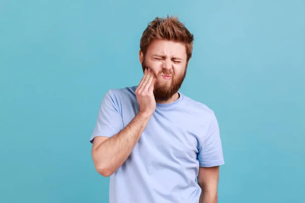 Portret Van Ongezonde Zieke Man Met Baard Die Pijn Wang — Stockfoto