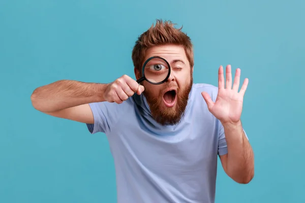 Portret Van Een Grappige Man Met Een Baard Die Vergrootglas — Stockfoto