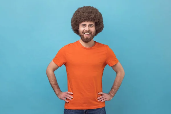 Retrato Homem Alegre Vestindo Camiseta Laranja Olhando Para Câmera Com — Fotografia de Stock