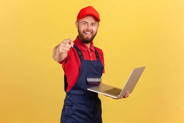 Homem Trabalhador Encantado Vestindo Macacão Azul Camiseta Vermelha Boné Trabalhando — Fotografia de Stock