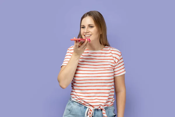 Retrato Sonriente Mujer Rubia Positiva Encantada Con Una Camiseta Rayas — Foto de Stock